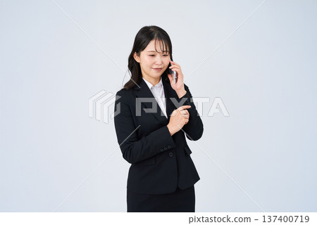 談智慧型手機的女商人 談智慧型手機的女商人 137400719