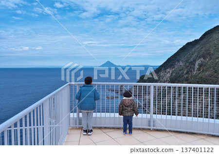 孩子們從佐田岬眺望開門山 孩子們從佐田岬眺望開門山 137401122
