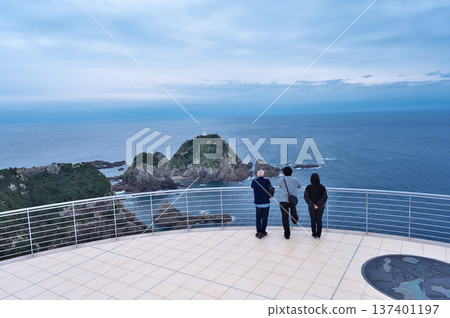從薩塔岬觀景台上看到的遊客背影 從薩塔岬觀景台上看到的遊客背影 137401197