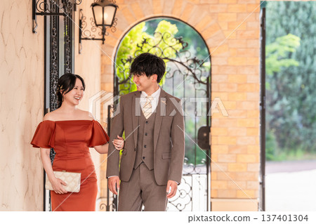 一對情侶在有服裝要求的派對場所或餐廳散步 137401304