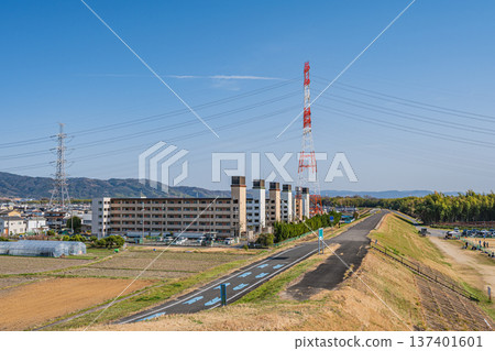 Promenade on the right bank of the Kizu River, Joyo City, Kyoto Prefecture 137401601