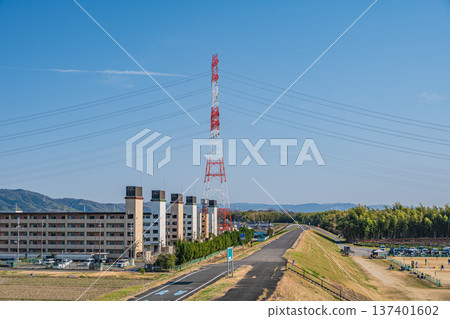 Promenade on the right bank of the Kizu River, Joyo City, Kyoto Prefecture 137401602
