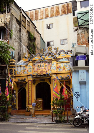 河內老城區(越南)一座傳統寺廟的入口 河內老城區(越南)一座傳統寺廟的入口 137401968