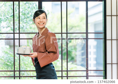 在老字號溫泉旅館、高級旅館、旅館工作的中井小姐和女房東 在老字號溫泉旅館、高級旅館、旅館工作的中井小姐和女房東 137402066
