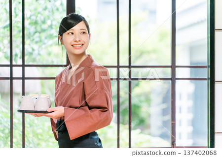 在老字號溫泉旅館、高級旅館、旅館工作的中井小姐和女房東 在老字號溫泉旅館、高級旅館、旅館工作的中井小姐和女房東 137402068