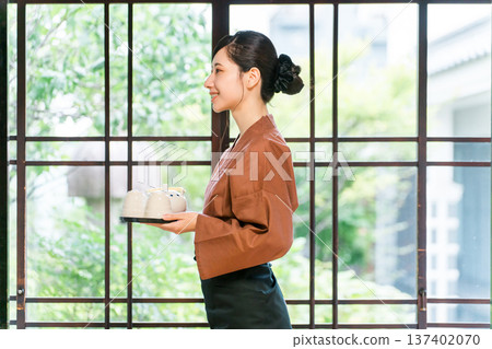 在老字號溫泉旅館、高級旅館、旅館工作的中井小姐和女房東 在老字號溫泉旅館、高級旅館、旅館工作的中井小姐和女房東 137402070