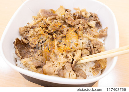 美味的牛肉餃子盒午餐 美味的牛肉餃子盒午餐 137402766