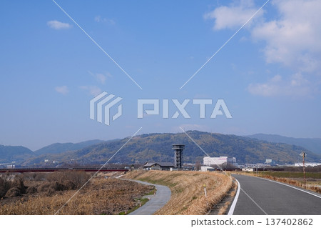 京都八幡市的天王山、瞭望塔和木津川(從木津川河堤岸拍攝)(初春) 京都八幡市的天王山、瞭望塔和木津川(從木津川河堤岸拍攝)(初春) 137402862