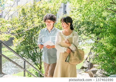 一對年輕夫婦在國內旅行期間在城市中漫步、觀光 137402890