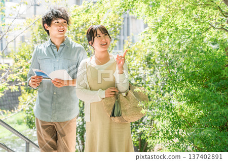 一對年輕夫婦在國內旅行期間在城市中漫步、觀光 一對年輕夫婦在國內旅行期間在城市中漫步、觀光 137402891