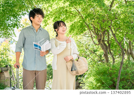 Young couples taking city walks and sightseeing tours on domestic trips Young couples taking city walks and sightseeing tours on domestic trips 137402895