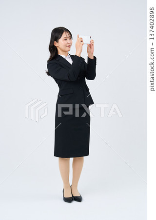 看智能手機的女商人 137402898