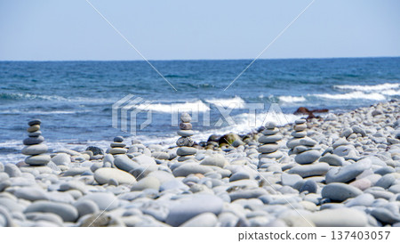 Stacked stones lined up on the shore of Nariishi Beach in Tottori Prefecture Stacked stones lined up on the shore of Nariishi Beach in Tottori Prefecture 137403057
