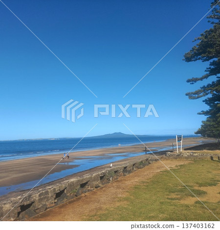 New Zealand's blue sky and sea 137403162