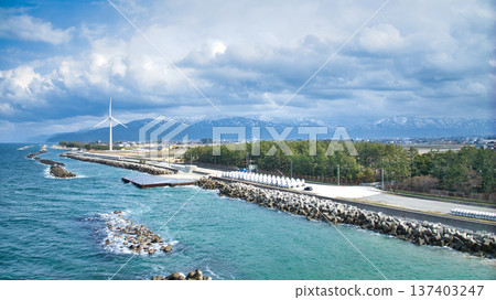 隨著春季臨近,富山灣沿岸的離岸風力渦輪機和其他設施也開始進入春季。 隨著春季臨近,富山灣沿岸的離岸風力渦輪機和其他設施也開始進入春季。 137403247