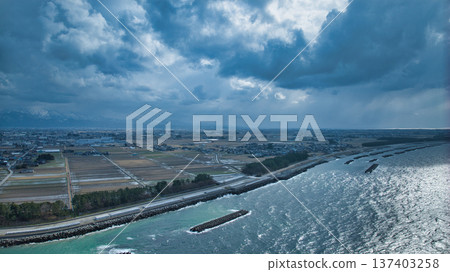 隨著春季臨近，富山灣沿岸的離岸風力渦輪機和其他設施也開始進入春季。 137403258