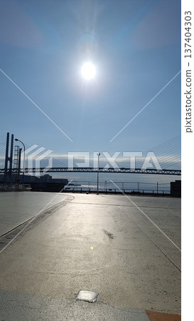 海岸倒映著陽光 137404303