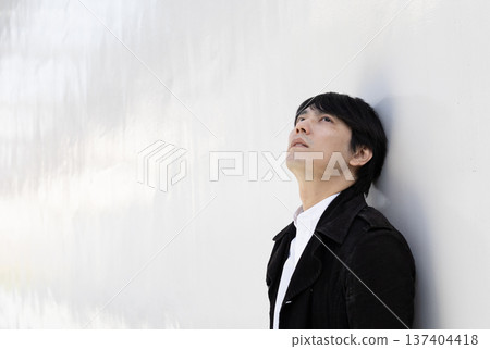 倚靠在牆上的男子肖像 倚靠在牆上的男子肖像 137404418
