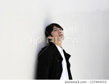 倚靠在牆上的男子肖像 倚靠在牆上的男子肖像 137404419