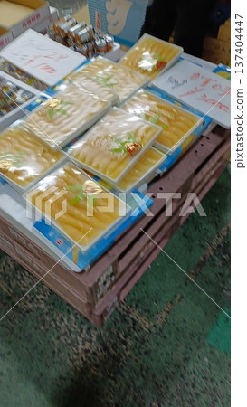 在市場上出售的魚 在市場上出售的魚 137404447
