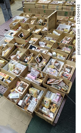 在市場上出售的魚 在市場上出售的魚 137404448