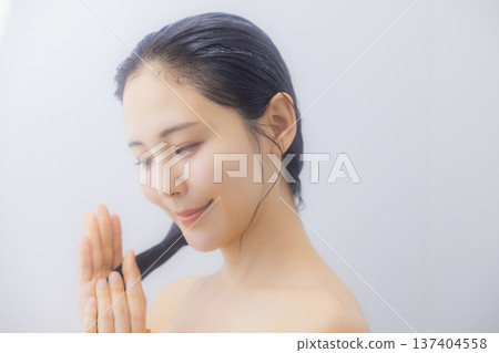 Woman doing hair treatment 137404558