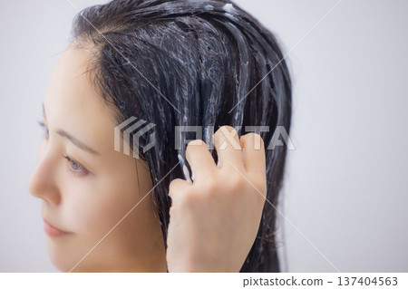 Woman doing hair treatment 137404563