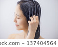 一位女士正在進行頭髮護理 137404564