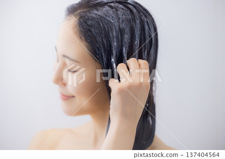 一位女士正在進行頭髮護理 137404564