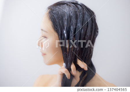 一位女士正在進行頭髮護理 一位女士正在進行頭髮護理 137404565