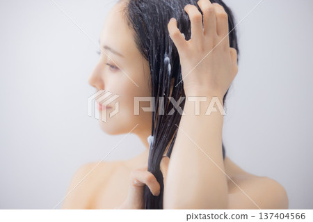 一位女士正在進行頭髮護理 137404566