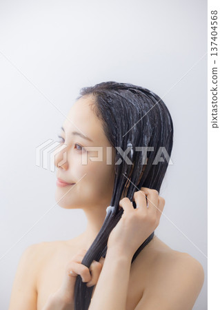 一位女士正在進行頭髮護理 一位女士正在進行頭髮護理 137404568