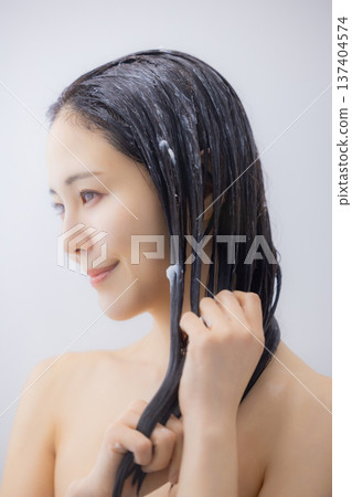 一位女士正在進行頭髮護理 一位女士正在進行頭髮護理 137404574