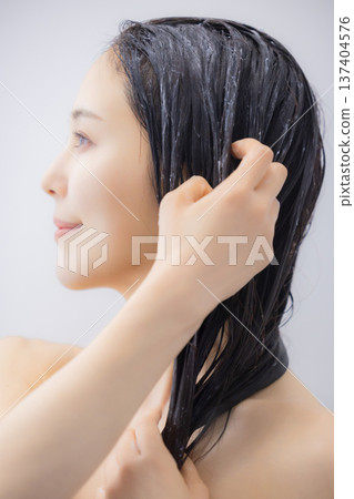 一位女士正在進行頭髮護理 一位女士正在進行頭髮護理 137404576