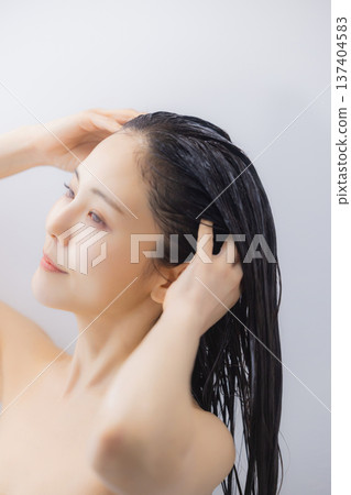 一位女士正在進行頭髮護理 一位女士正在進行頭髮護理 137404583