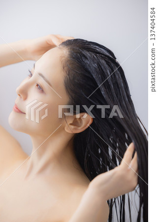 一位女士正在進行頭髮護理 一位女士正在進行頭髮護理 137404584