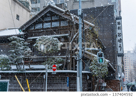 Snow scene in Asakusa, Tokyo, Japan Snow scene in Asakusa, Tokyo, Japan 137404592