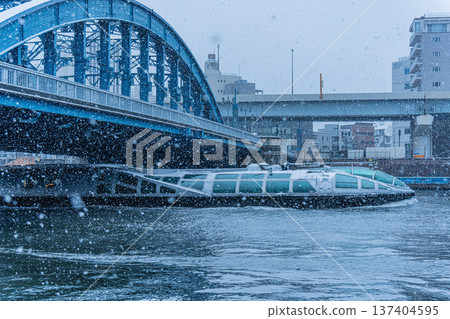 Snow scene and sightseeing boat in Asakusa, Tokyo, Japan Snow scene and sightseeing boat in Asakusa, Tokyo, Japan 137404595