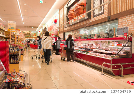 二月:一位家庭主婦在肉店購物 二月:一位家庭主婦在肉店購物 137404759