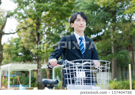 商人推著自行車走路 137404786