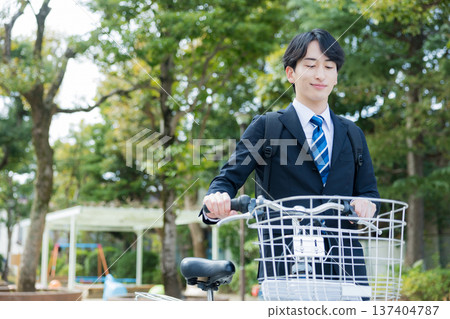 商人推著自行車走路 137404787