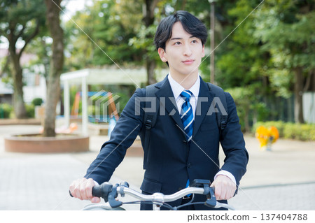 商人推著自行車走路 137404788