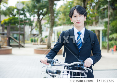 商人推著自行車走路 137404789