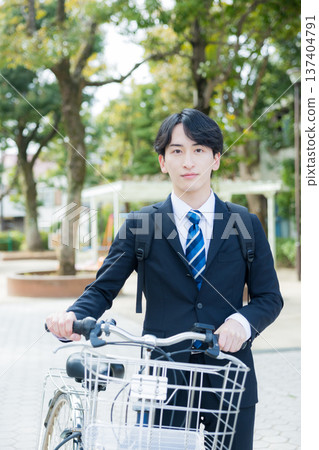 商人推著自行車走路 137404791