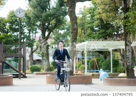 商人推著自行車走路 137404795