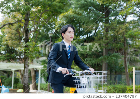 商人推著自行車走路 137404797