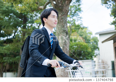 商人推著自行車走路 商人推著自行車走路 137404798