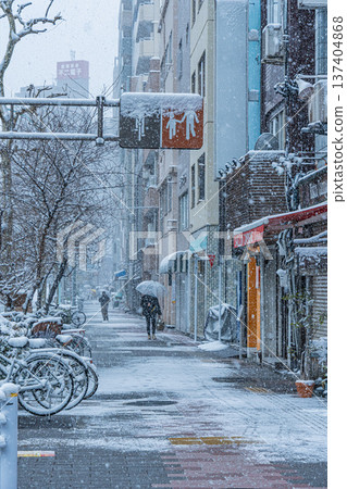 日本東京淺草的雪景 137404868