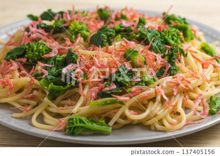 Rape blossom and shrimp pasta 137405156
