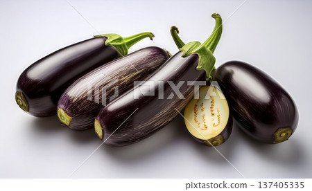 新鮮茄子蔬菜食材 | 白色背景上的烹飪食材 137405335